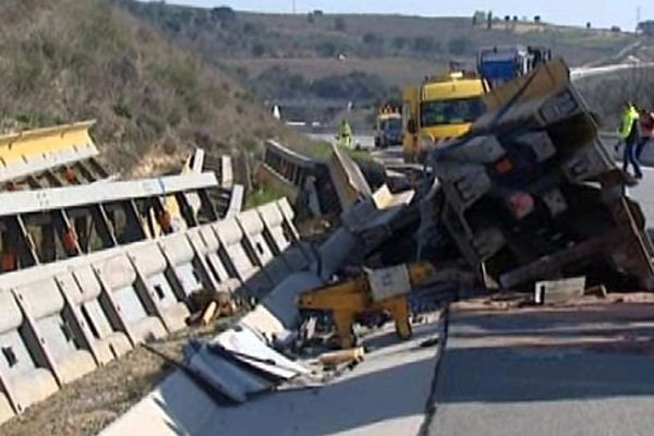 Le Boulou (Pyrénées-Orientales) - un camion perd sa cargaison sur la D.900- 24 mars 2016.