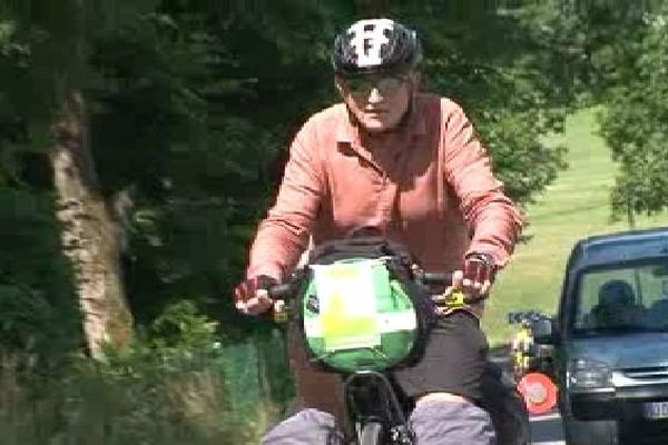 Un participant de la rando "Le Limousin à vélo" entre Limoges et Saint-Léonard, 3 juillet 2014