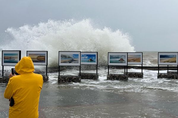 Les vagues ont parfois dépassé les passerelles à Wimereux dans le Pas-de-Calais.