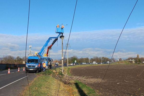 Dimanche 24 novembre 2024, 5300 foyers étaient toujours privés d'électricité après le passage de la tempête Caetano en Normandie