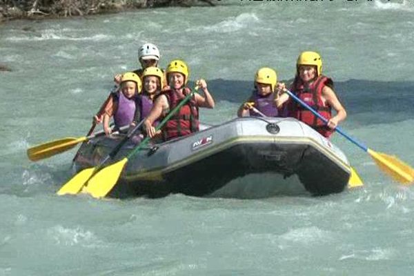 Rafting sur la Durance, un sport d'eaux vives familial.