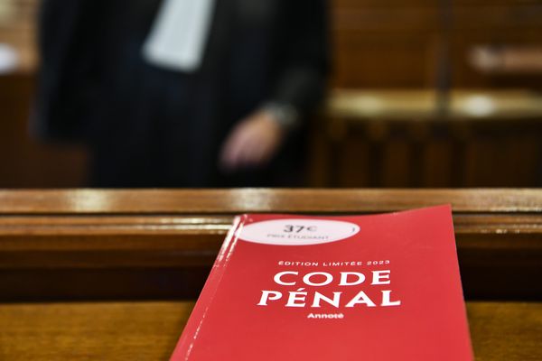 Un code pénal dans une salle d'audience