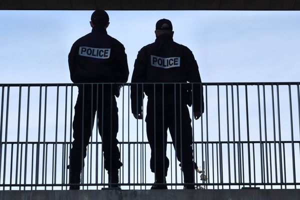 Deux fonctionnaires de police en surveillance depuis une passerelle - Photo d'illustration