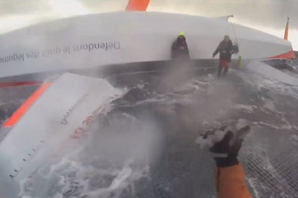 Images du MRCC espagnol : hélitreuillage de Lionel Lemonchois et Roland Jourdain, sur le trimaran Prince de Bretagne, après leur chavirage au large de La Corogne.