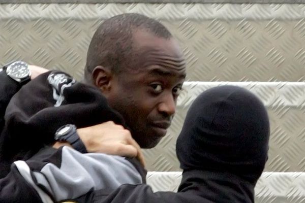 Abidjan, Côte d'Ivoire, le 4 mars 2005, Youssouf Fofana est ramené en France après avoir été arrêté pour l'enlèvement et le meurtre d'Ilan Halimi. Condamné en juillet 2009 à la prison à perpétuité avec une peine de sûreté de 22 ans, il purge sa peine à la maison centrale de Moulins-Yzeure (Allier).