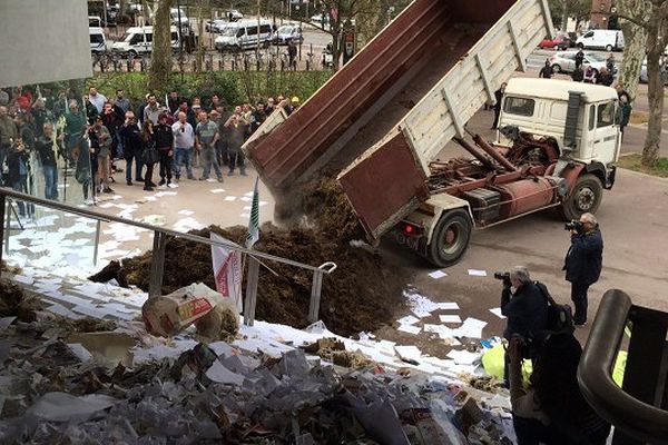 Les agriculteurs ont déversé fumier et papier pour dénoncer la bureaucratie dont ils s'estiment victimes