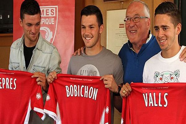 Nîmes - Déprés, Bobichon et Valls, 3 nouvelles recrues du Nîmes Olympique avec le président Christian Perdrier - 2 juin 2015.