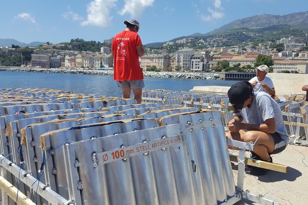 Les préparatifs du feu d'artifice du 14 juillet à Bastia.