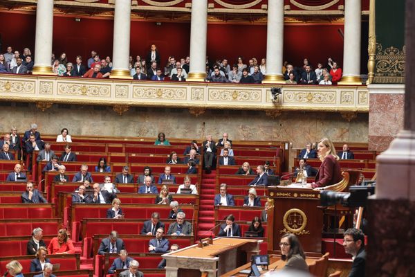 L'Assemblée nationale a été dissoute par le président de la République. De nouvelles élections vont avoir lieu les 30 juin et 1er juillet.