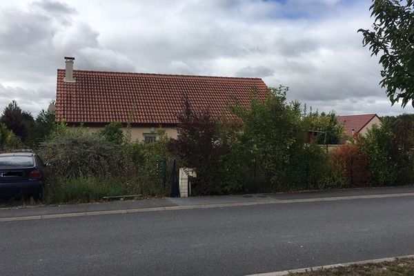 Rien n'a bougé sur les lieux du drame à Châtelet-sur-Retourne entre Reims et Rethel depuis le triple meurtre de septembre 2016. Le procès de l'accusé s'ouvre ce mardi 17 septembre 2019. 