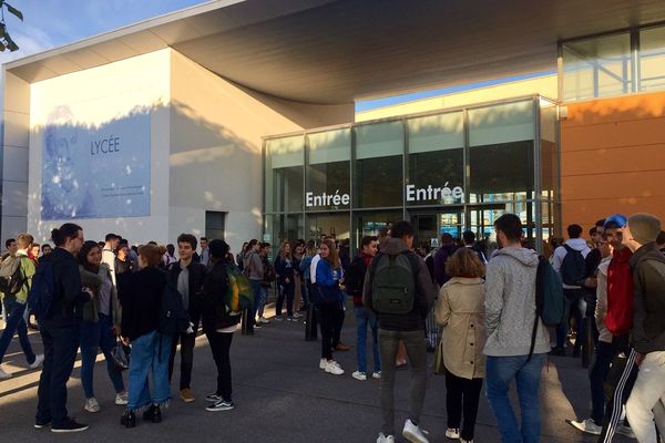 Lycée Malherbe, ce 17 juin 2019 avant l'épreuve de philosophie