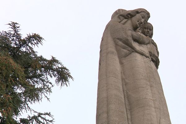 La vierge du Mas Riller, composée de la Madone et de son fils, offrent une vue panoramique sur Lyon, jusqu'à la centrale du Bugey.