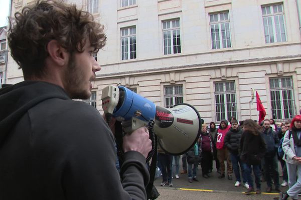 A Besançon, rue Megevand, les étudiants mobilisés ce jeudi 9 mars