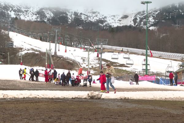 Depuis jeudi 14 mars, la neige fond, ce qui ne décourage pas les derniers skieurs.