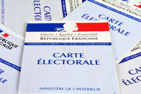 Nulle obligation de présenter la carte électorale pour voter.