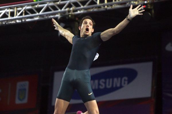 Le 15 février 2014, Renaud Lavillenie établissait un nouveau record du monde de saut à la perche à 6,16 mètres. A Donetsk, en Ukraine, il effaçait des tablettes un record alors détenu depuis 21 ans par Sergueï Bubka.