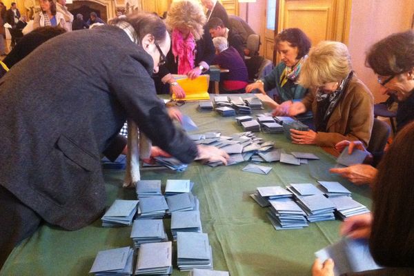 Dépouillement hier, dimanche 23 mars, à Tours. 