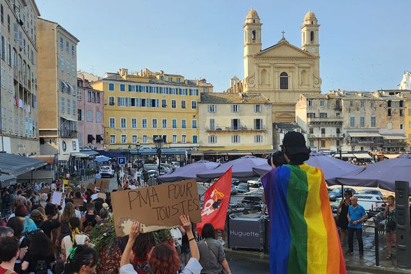 La marche des fiertés bastiaise défile sur le Vieux port de Bastia.