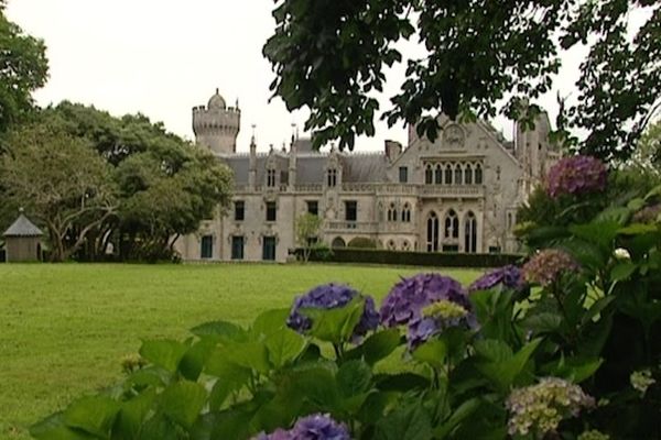 Le château de Kériolet niché dans les hortensias