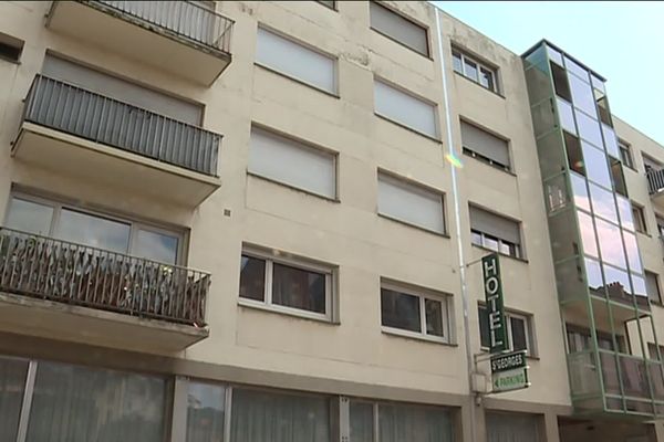 Le couple habite à Nancy dans l'ancien hôtel Saint-Georges, reconverti depuis plusieurs années en logements sociaux.