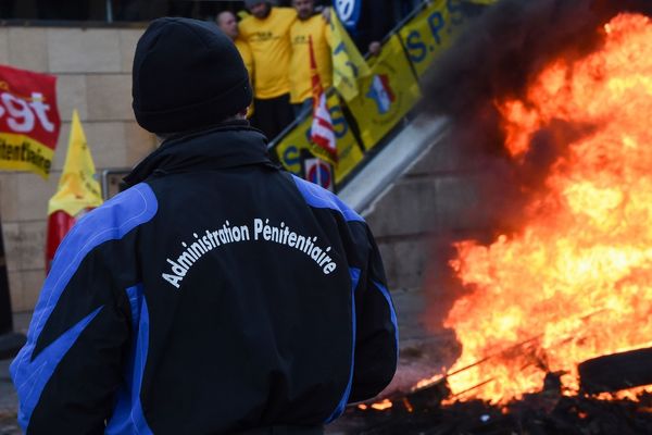 Manifestation le 23 janvier 2018 devant la prison des Baumettes, lors du mouvement national des agents pénitentiaires.