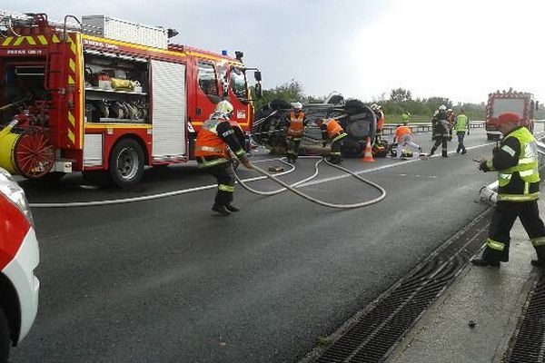 La voiture a fait des tonneaux, les pompiers sont sur les lieux.