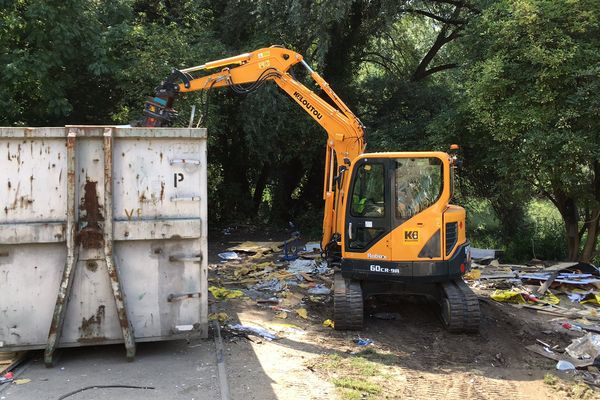 Le terrain, qui appartient à la mairie et à la MEL, a été déblayé tôt ce matin. 