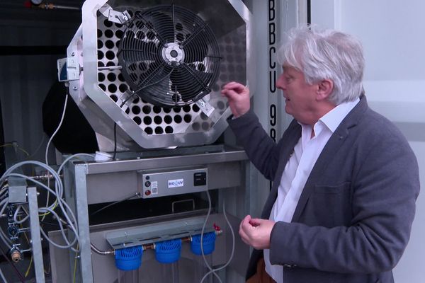 Hubert Bayer devant l'une des centrales d'eau atmosphérique fabriquées par sa société Awa à Livarot.