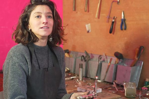 Dans son atelier rouennais, Olivia Lapourée transforme les couverts en argents en bijoux