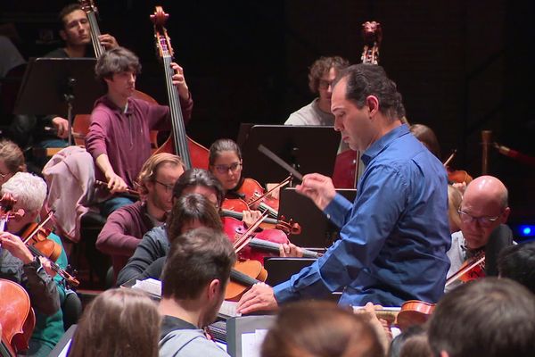 Tugan Sokhiev dirige l'Orchestre national du capitole, à Toulouse, le 13 décembre 2019.