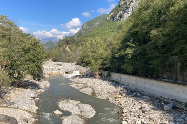 Après l'explosion de la partie haute du barrage, jeudi 23 septembre.