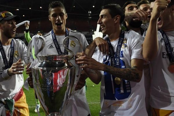 Au centre, derrière la coupe aux grandes oreilles, Raphaël Varane.