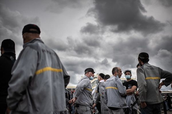 Des salariés de Renault devant l'usine de Flins dans les Yvelines.