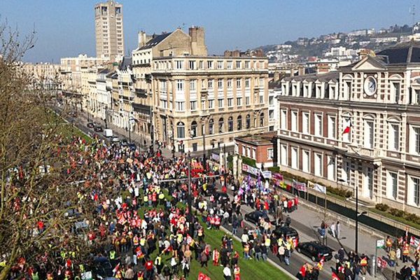 9 avril 2015 11h15 : manifestation contre l'austérité devant la sous-préfecture du Havre. La circulation du tramway, boulevard de Strasbourg est perturbée.