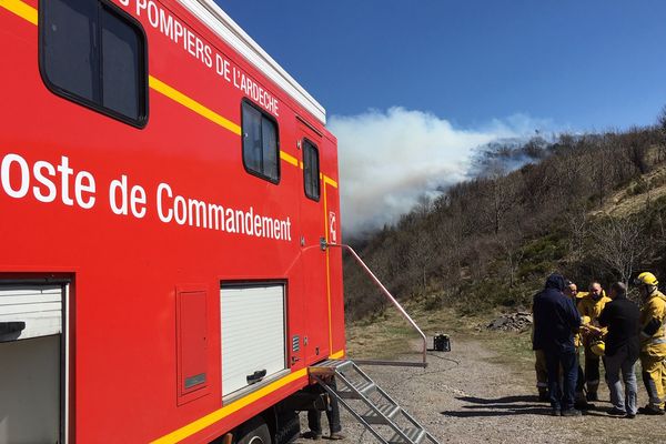 De nombreux sapeurs-pompiers ont été déployés pour contenir ces deux incendies toujours actifs en Ardèche.