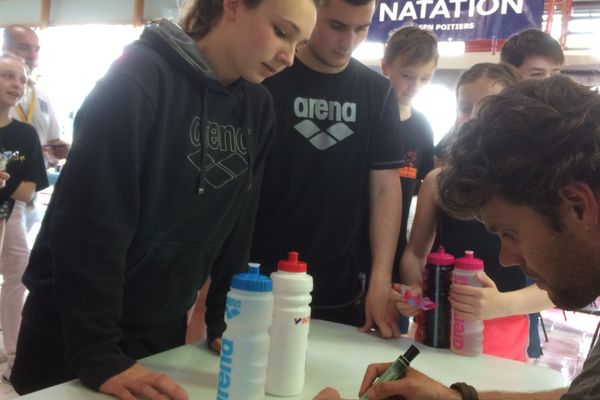 Séance d'autographes pour Grégory Mallet, parrain de ce 40ème meeting arena espoirs de Poitiers 