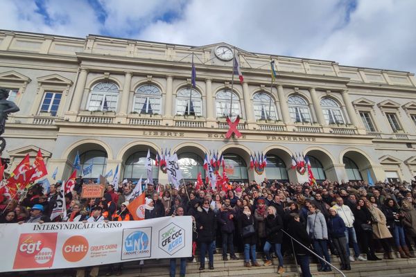 Casino : "On craint un nouveau Manufrance ! ". L'inquiétude des salariés pour l’avenir du groupe et leurs emplois. La manifestation de Saint-Etienne, qui a rassemblé plus d'un millier de personnes, est arrivée en fin de matinée devant l'Hôtel de ville (5/12/23)