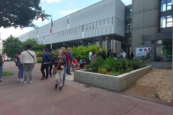 File d'attente devant le commissariat de Rouen samedi 22 juin.