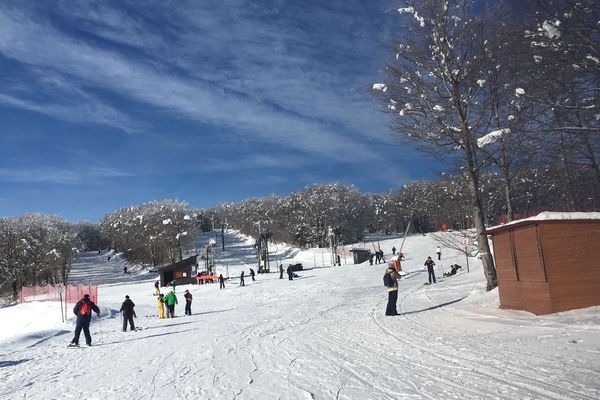 Les premiers skieurs ont descendu les pistes sous un beau ciel bleu.