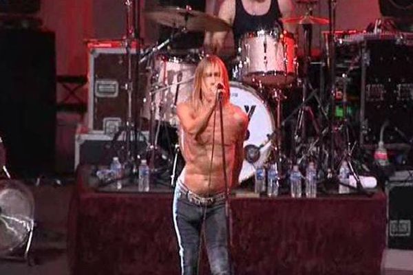 Iggy Pop : plus de veste au bout de quelques secondes de concert...