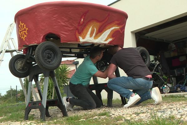 Clément Briquet et Brice Avray peaufinent les derniers réglages de leur véhicule.