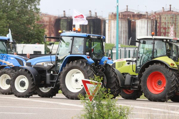 Les tracteurs empêchaient tout accès aux dépôts de carburant.