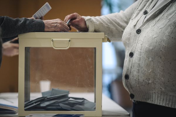 Un électeur dans un bureau de vote à Trappes en 2019