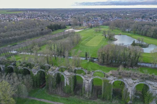 Vue aérienne du château de Maintenon en Eure-et-Loir, un des 6 départements du Centre-Val de Loire. Dans la région, la gauche parlementaire s'effondre depuis les élections législatives de 2022 et de 2024.