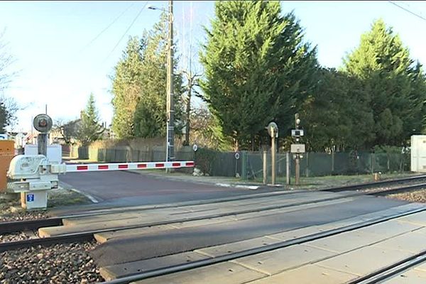 En 2015, une femme de cinquante ans avait perdu la vie, percutée par un train sur le passage à niveau de Foëcy dans le Cher