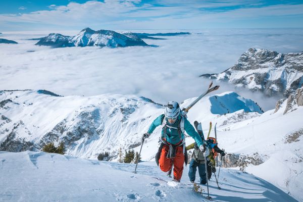 Avant la descente du massif des Bouges en freeski, Fabien Maierhoffer doit grimper au sommet.