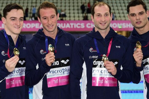 Les Français William Meynard, Fabien Gilot, Clément Mignon et Florent Manaudou, médaillés d'or sur 4x100 m à l'Euro, le 16 mai 2016 à Londres.