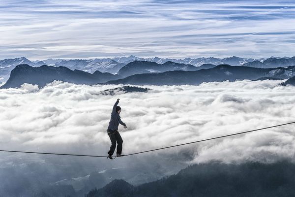 Illustration d'une highline dans les Alpes autrichiennes.