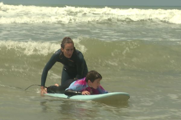 Justine Dupond, exceptionnellement dans des petites vagues pour transmettre sa passion aux collégiens.