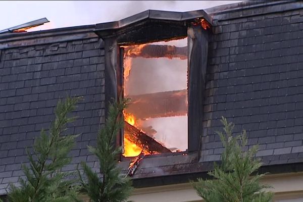 Le feu aurait pris dans les combles de la maison 